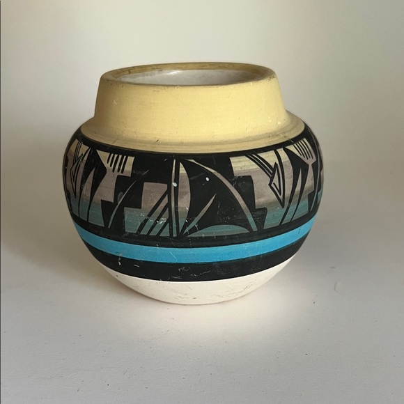 Handcrafted Navajo Ceramic Vase with Geometric Patterns - Picture 3 of 6